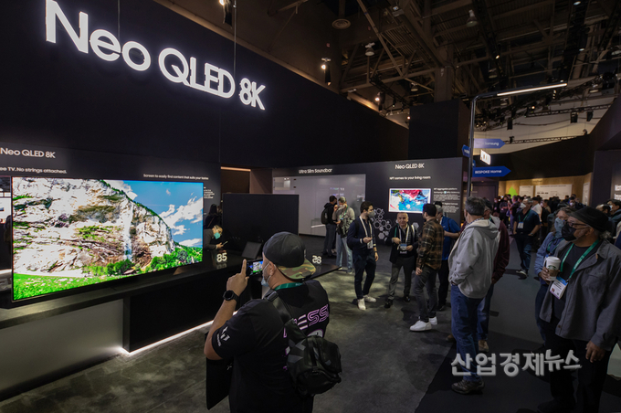 관람객들이 Neo QLED 8K를 관람하고 있다.
