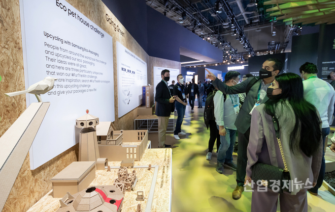 관람객들이 전시된 에코 패키지를 관람하고 있다.