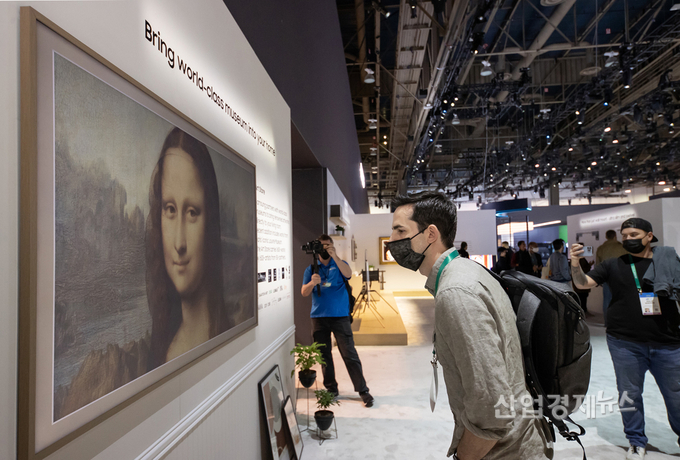 관람객들이 더 프레임을 살펴보고 있다.