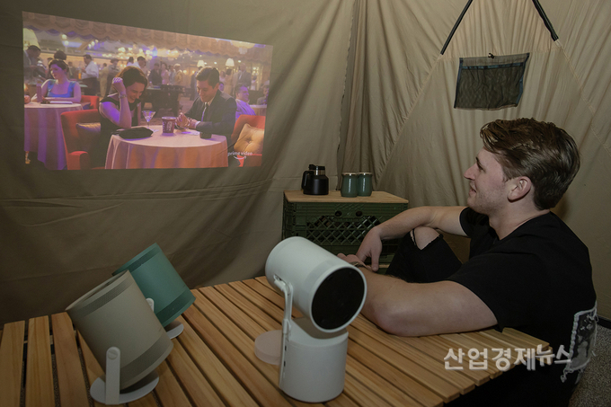 더 프리스타일을 체험하고 있는 관람객