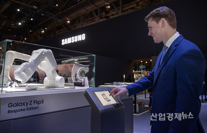 삼성전자 모델이 'Your Galaxy. Your Way'를 주제로 나만의 갤럭시 꾸미기를 소개하고 있다.