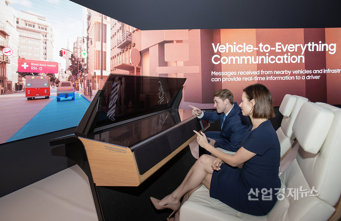 삼성전자 모델이 AR 기반의 미래 차량 운전을 시연하고 있다.