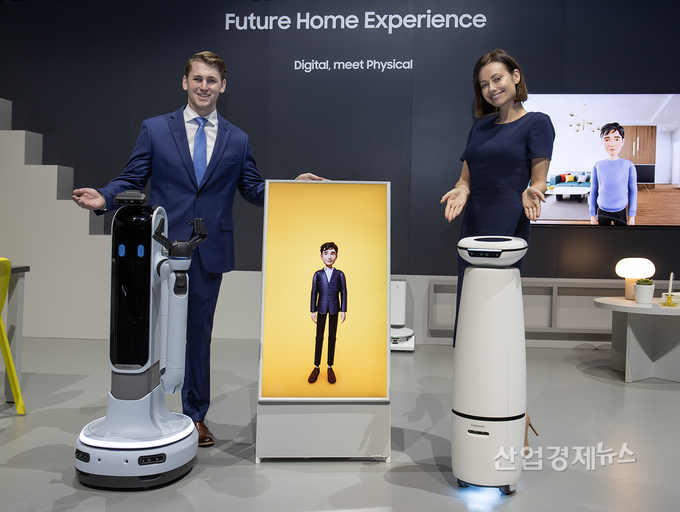 삼성전자 모델이 인터랙션 로봇인 '삼성 봇 아이(Samsung Bot i)'와 'AI 아바타', 가사 보조 로봇인 '삼성 봇 핸디(Samsung Bot Handy)'를 선보이고 있다. (사진 오른쪽부터)