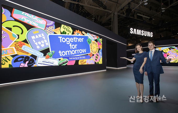 삼성전자 모델이 16m에 달하는 미디어 월을 소개하고 있다.