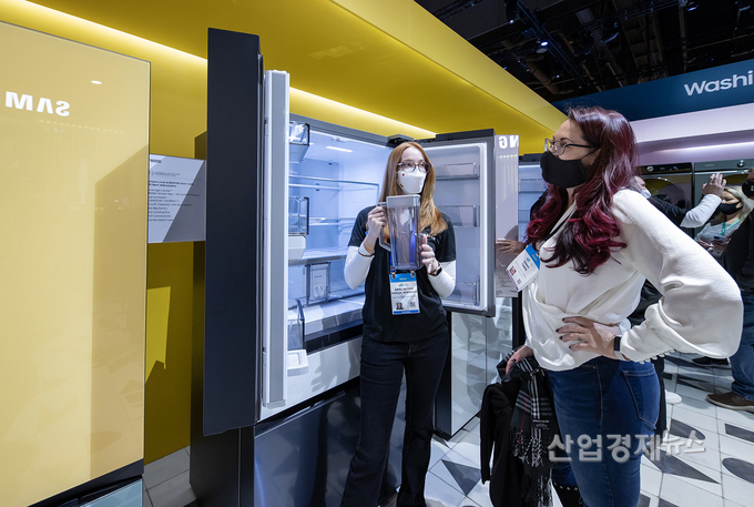 CES 2022가 개막한 5일(현지시간), 전시장을 찾은 관람객들이 삼성전자 전시관 비스포크 홈 전시존을 찾아 다양한 가전 제품을 체험하고 있다.