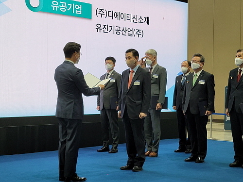 지난해 10월 강윤근 대표가 '국무총리 상'을 수상하고 있다...<사진= DAT신소재 제공>