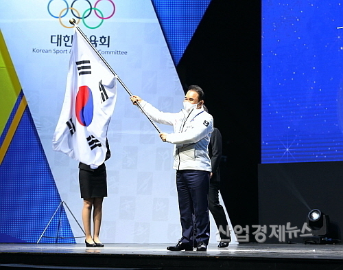 지난달 25일 올림픽홀에서 열린 동계올림픽 출전 선수단 결단식에서 선전을 다짐하는 윤홍근 선수단장...<사진=BBQ제공>
