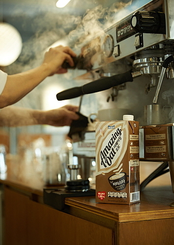 어메이징 오트 바리스타 연출 컷...매일유업 제공