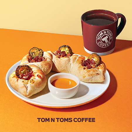 핫 치킨 할라 프레즐 이미지 컷...탐앤탐스 제공