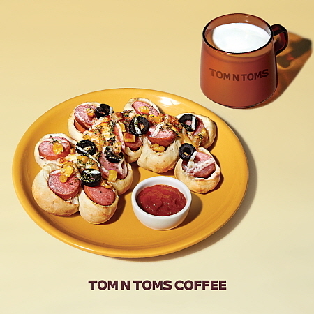 피자도그 프레즐 연출 컷...탐앤탐스 제공