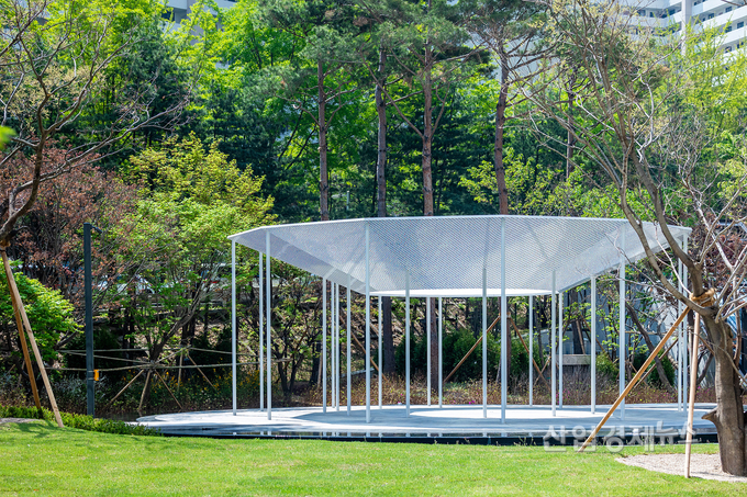 현대건설 디에이치 라클라스에 설치된 '클라우드 워크' 최근 국제 디자인어워드에서 3관왕을 달성했다. 사진=현대건설