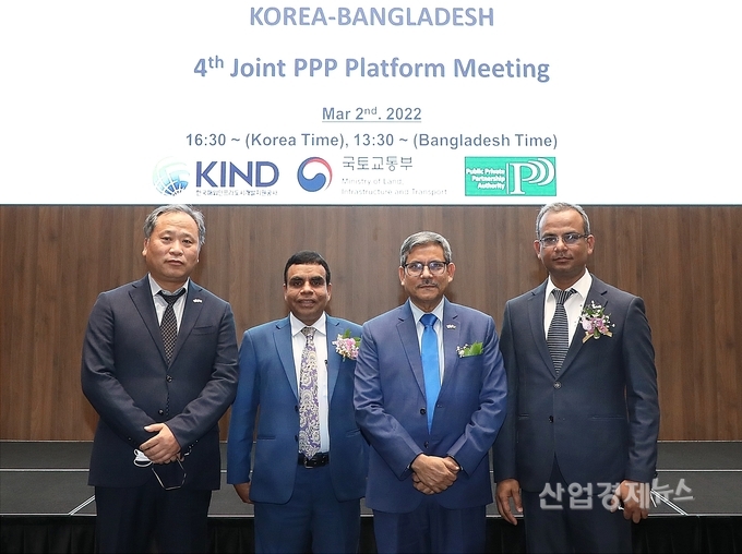 2일 서울 여의도에서 열린 ‘제4차 한국 방글라데시 PPP공동협의체’에 참석한 임종대 GS건설 D.Energy솔루션 담당, 아불 바샤르 방글라데시 PPPA 부청장, 카우사르 아미르 알리 방글라데시 다카배전공사 사장, 나즈물 아베딘 방글라데시 전력청 국장(왼쪽부터)이 기념촬영을 하고 있다. 사진=GS건설
