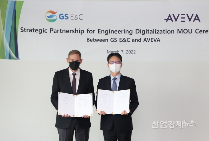 7일 서울 종로구 GS건설 본사에서 진행된 ‘디지털 엔지니어링 기술 개발 협력’을 위한 양해각서(MOU) 체결식에서 조성한 GS건설 플랜트부문대표(사진 오른쪽)와 캐스퍼 허즈버그(Caspar Herzberg) 아비바社 글로벌 영업대표가 기념촬영을 하고 있다. 사진=GS건설