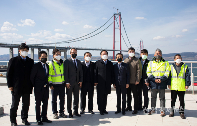 터키 차나칼레대교 개통식에 초청받은 김부겸 국무총리(왼쪽에서 6번째)와 건설사 관계자들이 기념촬영을 하고 있다. 사진=DL이앤씨