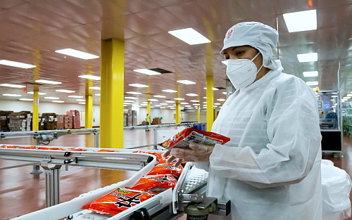 미국 제2공장에서 신라면을 테스트 생산중인 모습..<사진=농심 제공>