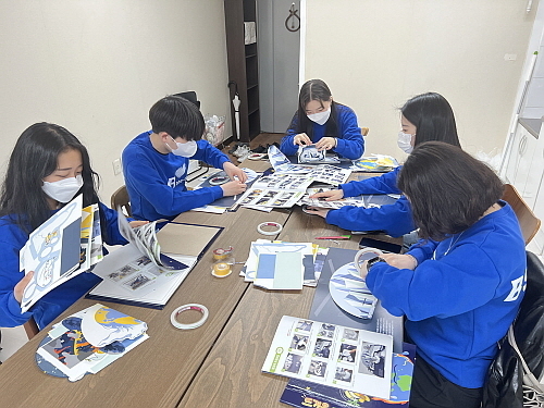 환경 팝업북 제작중인 해바라기 봉사단 6기 1조 단원들...<사진=bhc치킨 제공>