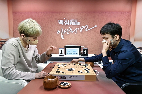 제23회 맥심커피배 입신최강전 결승 2국에서 우승자 박정환 9단(우)과 준우승자 이동훈 9단이 대국을 두고 있다..<사진=동서식품 제공>