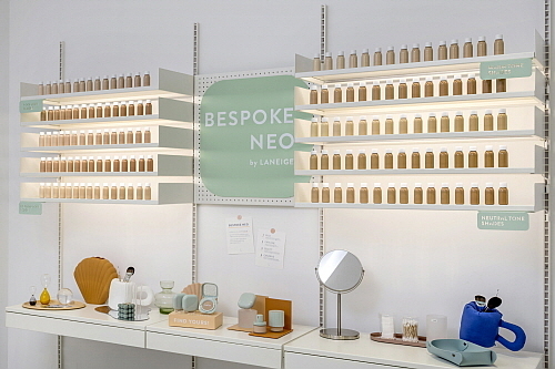 비스포크 네오 150개 컬러 진열 모습...<사진=아모레퍼시픽 제공>