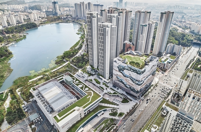 완성된 '수원 마이스 복합단지' 전경. 사진=한화건설