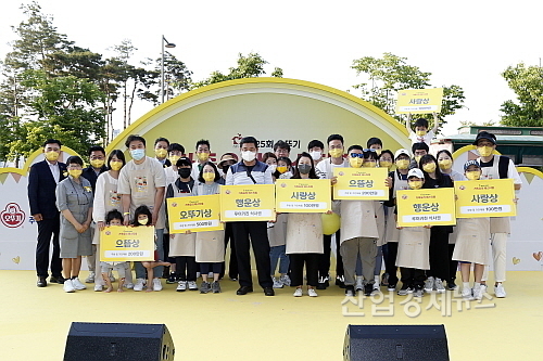 수상자 단체 기념 컷...오뚜기 제공