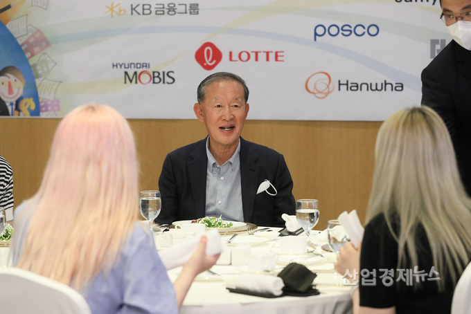 허창수 전경련 회장이 26일 전경련회관 컨퍼런스센터에서 열린 '자립준비청년 가치걸음 캠페인'에서 청년들과 담소를 나누고 있다. 사진=전국경제인연합회