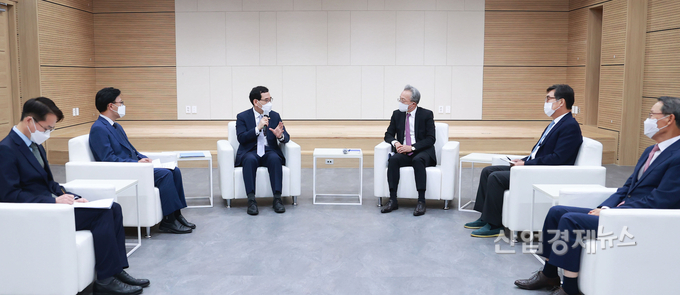 간담회장 전경(왼쪽부터 심진수 산업부 중견기업정책과장, 김홍주 산업부 중견기업정책관, 이창양 산업부 장관, 최진식 중견련 회장, 유경선 유진그룹 회장, 정구용 인지컨트롤스 회장) 사진=한국중견기업연합회