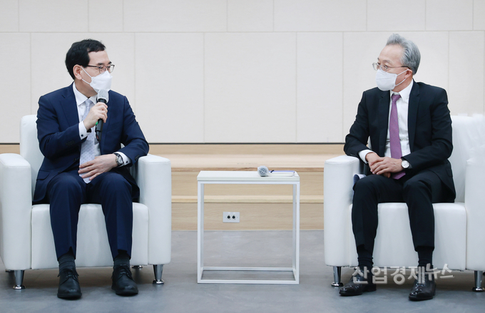대담을 나누고 있는 이창양 산업통상자원부 장관(왼쪽)과 최진식 한국중견기업연합회 회장(오른쪽) 사진=한국중견기업연합회