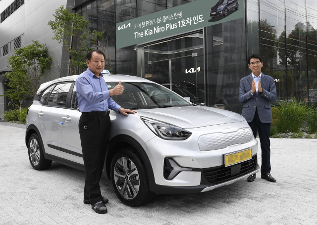 니로 플러스 1호차 주인공인 기호경 씨(왼쪽)와 권혁호 기아 국내 사업본부장(부사장)이 전달식에서 기념 촬영을 하고 있다. 사진=기아