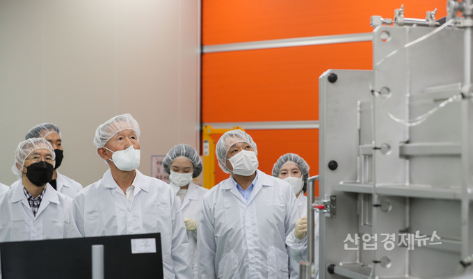 허창수 전경련 회장이 13일 경기도 오산시 소재 반도체 검사장비 제작회사 티오에스(주)를 방문해 제조시설을 둘러보고 있다. 왼쪽부터 서언동 경영자문단 위원장,, 허창수 전경련 회장, 배상근 전경련 전무. 사진=전경련