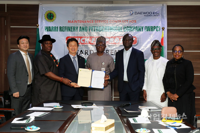 백정완 대우건설 대표이사(왼쪽에서 3번째)와 무스타파 야쿠부 NNPC 정유부문장(왼쪽에서 4번째)가 보수공사 계약을 체결했다. 사진=대우건설