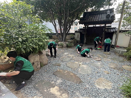 부산 문화공감수정 정화 봉사활동 모습...<사진=스타벅스 제공>