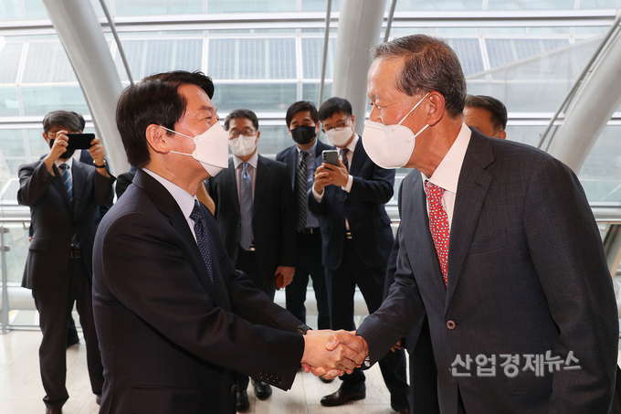 허창수 전경련 회장(오른쪽)이 19일 전경련회관 컨퍼런스센터에서 열린 '기업가정신 전국 확산 사업 발대식'에 참석해 안철수 국민의힘 의원과 악수하고 있다. 사진=전국경제인연합회