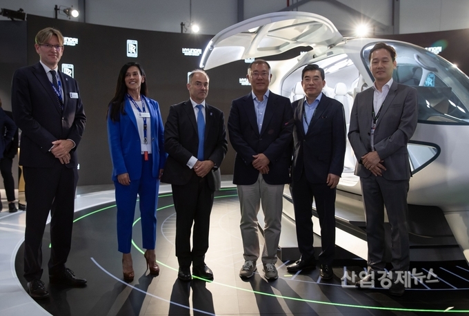 현대차와 롤스로이스 관계자들이 협약식 체결후 사진을 촬영하고 있다. 사진=롤스로이스CEO, 현대자동차그룹 정의선 회장, 신재원 사장, 송재용 전무