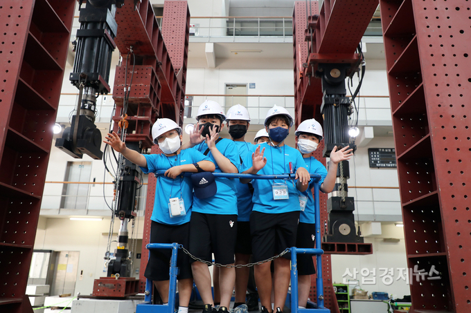연구원 대형구조 실험동에서 기술 체험을 진행 중이다. 사진=대우건설