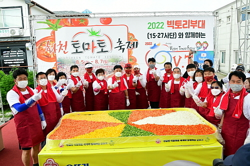 오뚜기에서 준비한 천인의 스파게티 모습(좌측 여덟번째 최문순 화천군수)...<사진=오뚜기 제공>