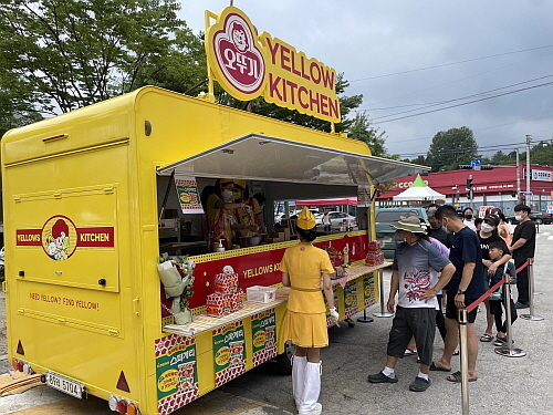 관광객들이 오뚜기 옐로우 키친에서 제품시식을 하고 있는 모습...<사진=오뚜기 제공>