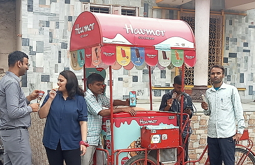 인도 하브모어사의 이동식 냉동 카트 모습...<사진=롯데제과 제공>