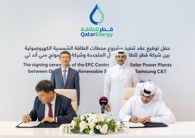 8월 23일 카타르 국영에너지기업인 카타르에너지 본사에서 삼성물산 오세철 대표(뒷편 왼쪽)와 카타르에너지 사드 셰리다 알 카비(뒷편 오른쪽) 대표가 계약서에 서명하는 모습을 지켜보고 있다. 사진=삼성물산