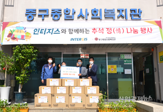 인터지스 직원들이 추석맞이 '이웃나눔' 행사를 진행하고 있다. (왼쪽부터) 박정환 인터지스 노조위원장, 조혜영 부산 중구종합사회복지관장, 권광용 인터지스 경영전략본부장, 정승교 인터지스 대리. 사진=동국제강