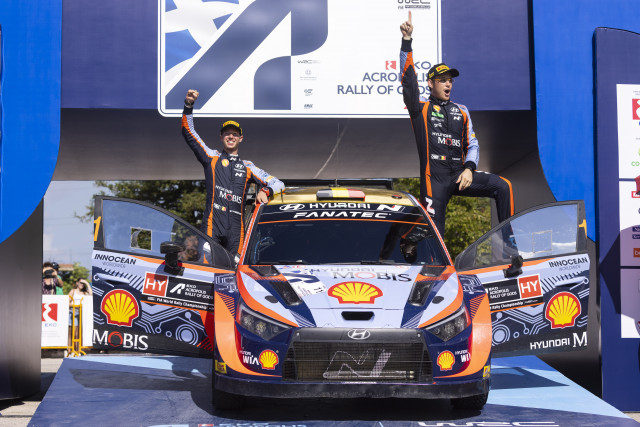 현대차 월드랠리팀 드라이버 티에리 누빌(오른쪽)과 코드라이버 마틴 뷔데게가 우승후 기뻐하고 있다. 사진=현대자동차