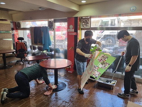 태풍 힌남노로 침수 피해를 입은 BBQ 포항창포점에서 본사 직원과 패밀리가 수해복구 작업을 하고 있다...<사진=BBQ치킨 제공>