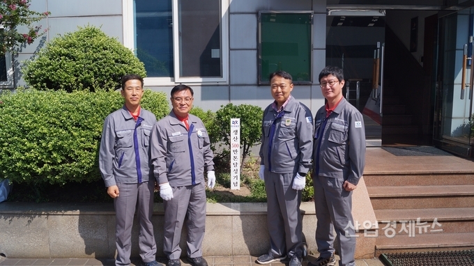 동국제강 신평공장 직원들이 동국제강 ㄷ형강을 활용해 만든 조형물과 기념사진을 촬영하고 있다 (왼쪽부터)김상재 생산담당 상무, 윤성원 신평공장 노동조합 지부장, 신용준 공장장, 엄해철 포항공장 노동조합 지부장. 사진=동국제강