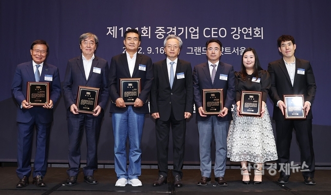 '한국중견기업연합회 수석부회장 임명패 전달식' 이후 기념 촬영을 하고 있다. (왼쪽부터) 구자관 삼구아이앤씨 책임대표사원, 박진선 샘표식품 사장, 유경선 유진그룹 회장, 최진식 한국중견기업연합회 회장, 김동석 주성엔지니어링 부사장(대참), 조경은 한국카본 상무(대참), 안수경 태경그룹 부장(대참). 사진=한국중견기업연합회