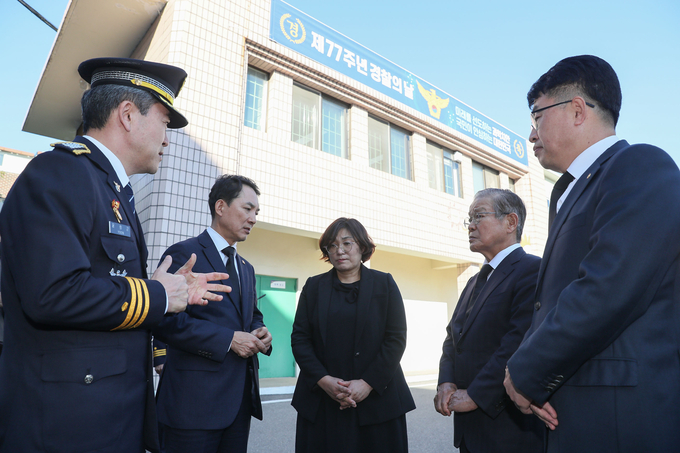 권태신 전경련 부회장, 박민식 국가보훈처장을 비롯한 내빈들이 19일 인천 강화도에서 열린 '경찰의 날 77주년 기념 경찰영웅 유가족 주거개선 지원' 행사에 참석해 유가족을 위로하고 있다. 사진=전국경제인연합회