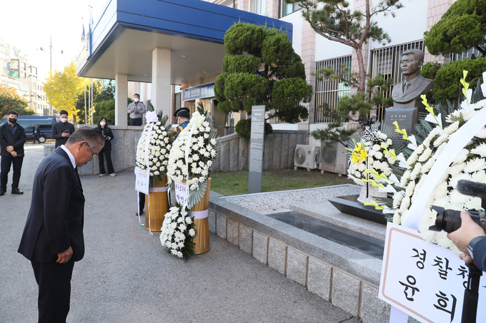 권태신 전경련 부회장이 19일 인천 강화도에서 열린 '경찰의 날 77주년 기념 경찰영웅 유가족 주거개선 지원' 행사에 참여해 故 정옥성 경감의 흉상에 참배하고 있다. 사진=전국경제인연합회