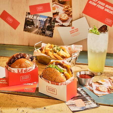 메뉴 연출 컷...<사진=bhc그룹 제공>