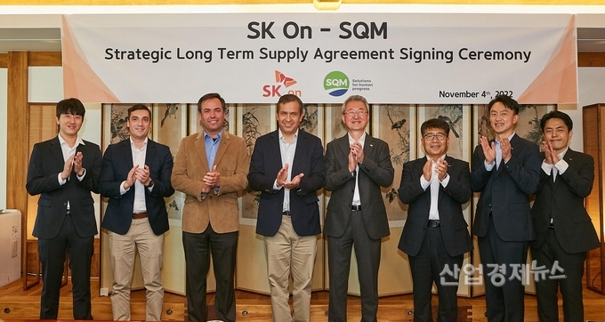 진교원 SK온 최고운영책임자와 카를로스 디아즈 SQM 리튬 총괄사장 등 양사 관계자들이 4일 SK서린사옥에서 리튬 구매계약을 맺고 있다. (사진 왼쪽부터 여두원 SQM 매니저, 프란시스코 엘리세 디렉터, 펠리페 스미스 부사장, 카를로스 디아즈 리튬 총괄사장, 진교원 SK온 최고운영책임자, 신영기 구매담당 본부장, 김용직 소재구매 담당, 이승민 PL) 사진=SK온