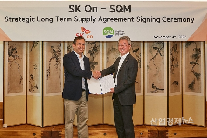 진교원 SK온 최고운영책임자(오른쪽)와 카를로스 디아즈 SQM 리튬 총괄사장이 4일 오후 서울 종로구 SK서린사옥에서 리튬 구매계약을 맺고 있다. 사진=SK온