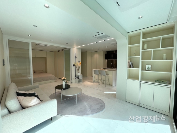 GS건설이 용인기술연구소에 설치한 스틸모듈러주택 내부 전경. 모듈러 접합부에는 마그네틱 조명이 설치되어 있다. 사진=GS건설