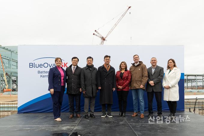 최재원 SK그룹 수석부회장 (왼쪽 네번째)과 지동섭 SK온 대표 (세번째)등 주요 참석자들이 5일 (현지시간) 미국 켄터키주 글렌데일에서 열린 블루오벌SK 켄터키 공장 기공식에서 기념촬영을 하고 있다. (왼쪽부터 재클린 콜먼 켄터키주 부지사, 함창우 블루오벌SK 대표, 지동섭 대표, 최재원 수석부회장, 릴리아나 라미레즈 포드HR 디렉터, 앤디 베셔 켄터키 주지사, 데이브 노비츠키 포드 전기차 제조 디렉터, 리사 슬라벤 하디카운티 교육감) 사진=SK온